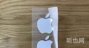 苹果logo贴纸有什么用(手机壳里面有一层贴纸是什么)